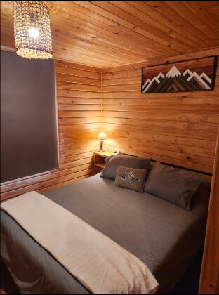 Dormitorio principal con cama matrimonial
