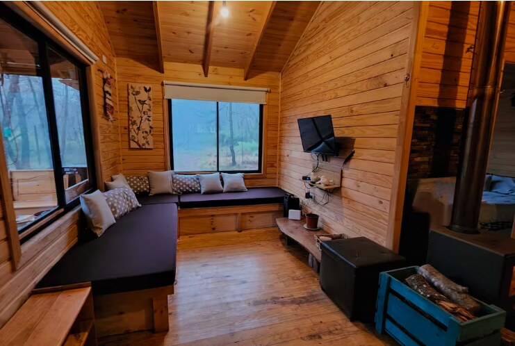 Living de madera con dos sillones